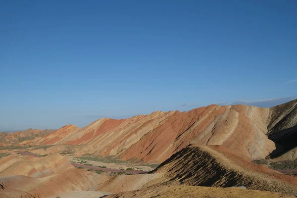 カラフルなDanxia地形の山の尾根 甘粛省チャンイエで中国 — ストック写真