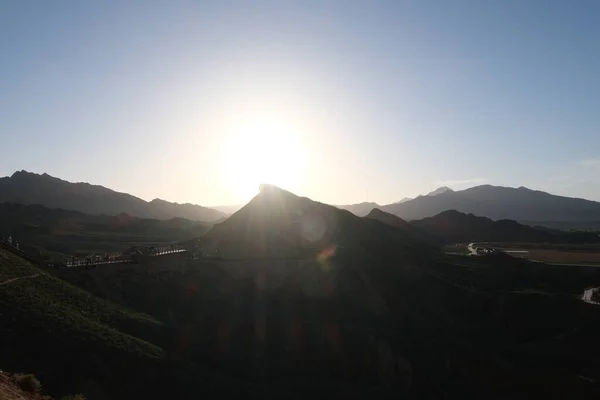 Sol Brillante Puesta Del Sol Por Encima Silueta Pico Montaña — Foto de Stock