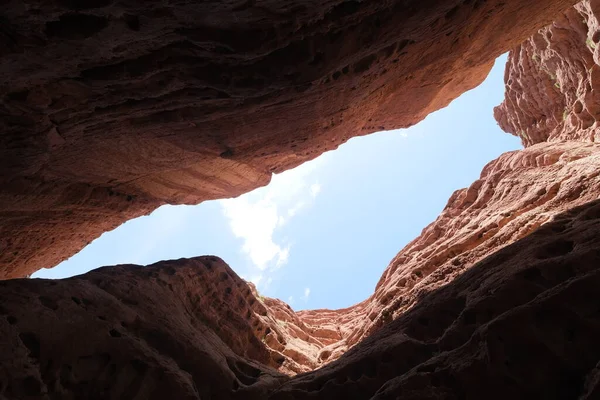 Vista Inferior Del Cielo Azul Soleado Través Las Rocas Del —  Fotos de Stock