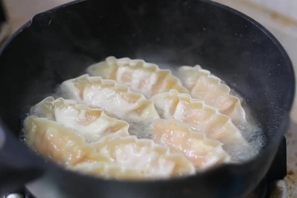 Närbild Matlagning Stekt Dumpling Grytan Traditionell Kinesisk Mat Mjukt Fokus — Stockfoto