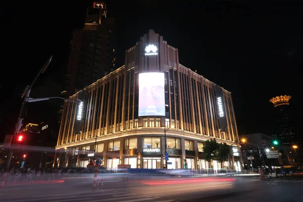 2020年8月 世界上最大华为旗舰店的夜景 在上海南京东路 长时间暴露的交通灯 — 图库照片