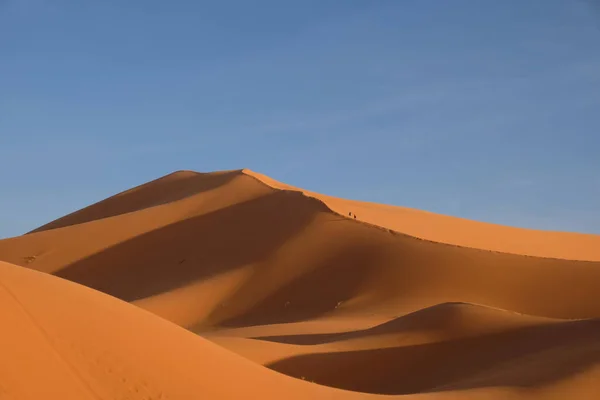 太陽の下で茶色のサハラ砂漠の山々 青いスカイライン モロッコのメルズーガ近く — ストック写真
