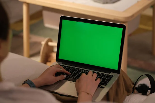 Schouder Zicht Van Mensen Met Behulp Van Groene Scherm Laptop — Stockfoto