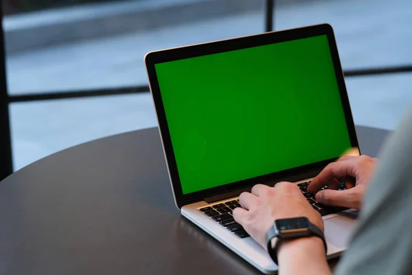 Schouder Van Mens Met Behulp Van Groene Scherm Laptop Computer — Stockfoto