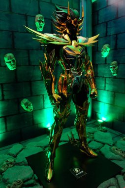 Şangay / Çin-Aralık 2017: ünlü Japon çizgi filmi Aziz Seiya 'nın sergisi için yakın model. Kanser 'in parlak altın zırhlı azizi askeri. Büyük model yeşil ışıklarla gösteride duruyor.