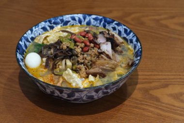 Masaya bir kase Liuzhou nehir salyangozlu pirinç eriştesi koy. Çin 'de bir tür kokulu şehriye.