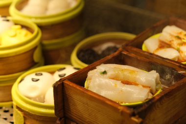 Buharda pişirilmiş vermicelli rulolarını buharda pişirin. Geleneksel Çin yemeği. Bulanık arkaplan