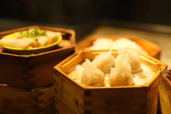 Närbild Ångade Pyramid Dumplings Ångfartyg Traditionellt Kinesiskt Mellanmål — Stockfoto