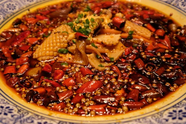 用辣椒酱 毛雪王 在中国模板中封闭鸭血 中国流行的辣味菜肴 也叫重庆式煮血凝块 — 图库照片