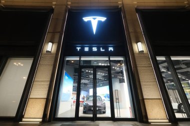 Şangay / Çin-2020: geceleri HKRI Taikoo Hui 'deki Tesla mağazasının cephesi. geniş açı