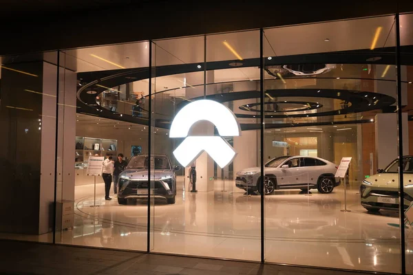2020年9月 上海塔Nio商店的立面 销售人员和内部客户 Nio是中国的电动汽车品牌 — 图库照片