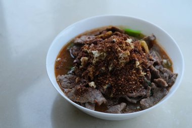 Beyaz masaya bir kase haşlanmış baharatlı domuz eti koy. Meşhur Sichuan mutfağı