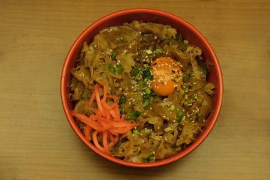 Tahta masada Japon sığır eti ve pirinç manzarası. Japonya 'da geleneksel yiyecekler