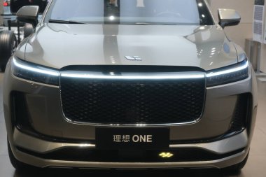 Şangay / Çin-2020: Li Auto logosunu arabanın önüne kapatın. Li Xiang olarak da bilinen Li Oto, Çinli elektrikli araba üreticisi.