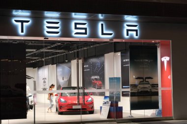 Şangay / Çin-20.20: Geceleri Tesla mağazası. Tesla perakende mağazasındaki müşteriler elektrikli araba seçiyorlar