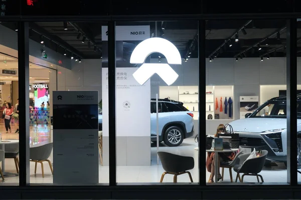 2020年9月 夜间Nio商店外部 Nio是中国的电动汽车品牌 内部客户选择电动车 — 图库照片