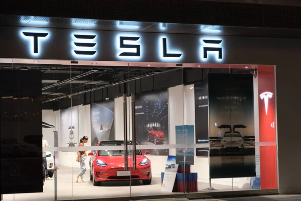 Shanghai China Sep 2020 Tesla Store Night 자동차를 고르는 테슬라 로열티 프리 스톡 사진