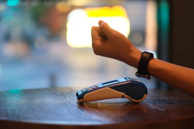 Akıllı saat kullanarak elinizi kapatın POS terminali üzerinden ödeme bar tezgahında