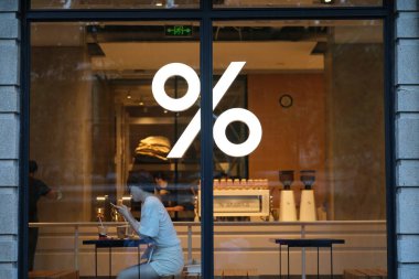 Şangay / Çin-2020: Arabika kahve dükkanında oturan müşteri. Japonya 'dan bir kahve markası.