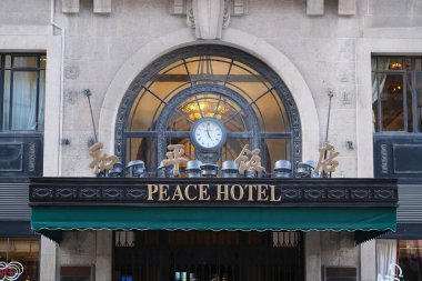 Şangay / Çin-2020: Bund yakınlarındaki Nanjing Yolu 'ndaki barış otelinin cephesi. Şangay 'ın tarihi simgesi.. 