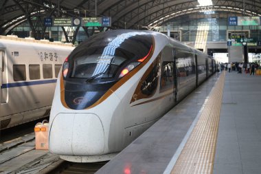 Wuhan / China-Ekim 2020: Hankou Tren İstasyonunda hızlı trenin yakıtı. Çin yüksek hızlı treni istasyon platformunda. Çin Standart EMU. 