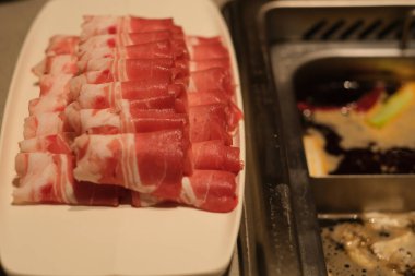 Çin güvecine yakın bir tabak et rulosu. Odaklanamadı