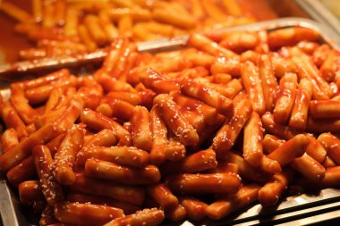 Koreli Topokki 'yi kapat (pirinç keki). Geleneksel Kore yemeği