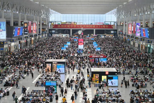 Şangay / Çin-Ekim 2020: Çin Ulusal Günü boyunca Şangay Hongqiao Tren İstasyonu yolcularının yüksek açılı görüntüsü. Koronavirüsü önlemek için yüz maskesi takan insanlar.