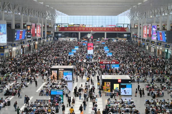 Shanghai China Oct 2020 중국의 국경일 철도역의 승객들의 코로나 바이러스를 스톡 이미지