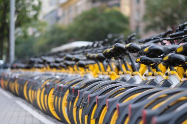 Şehirde bir sıra ortak bisiklet. perspektif ve yumuşak odaklanma