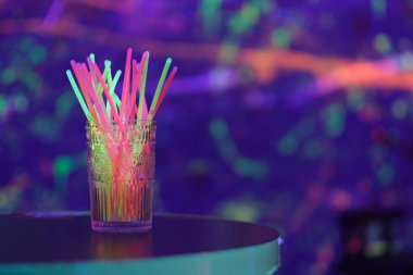 Bar masasındaki renkli ışık çubuklarını kapat. Renkli bokeh arkaplanı  
