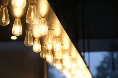 Kapıda bir sürü altın ampul asılı