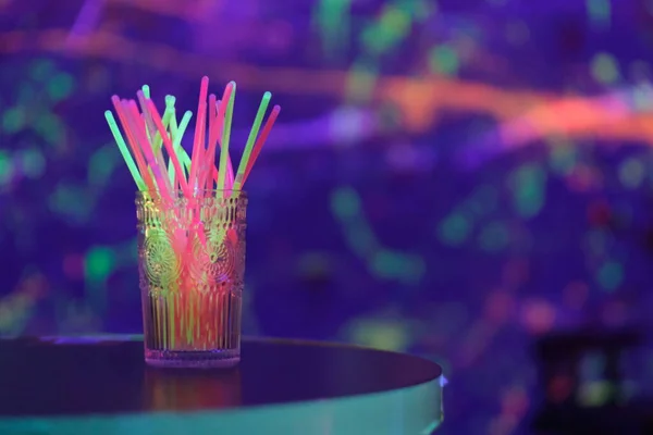 Bar masasındaki renkli ışık çubuklarını kapat. Renkli bokeh arkaplanı  