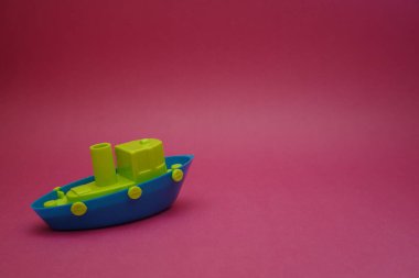 Geçmişi olan plastik oyuncak bir tekne.