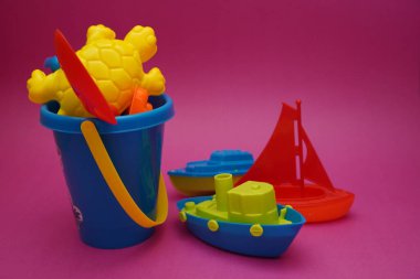 Kova ve plaj aksesuarları. Tekneli yaz baskısı.