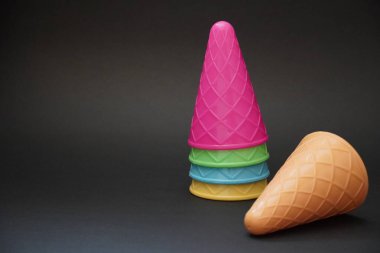 Renkli dondurma külahı yaz baskısı siyah arka plan