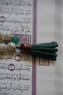 Kutsal Kur 'an, Ramazan konsepti, Tespih ile.