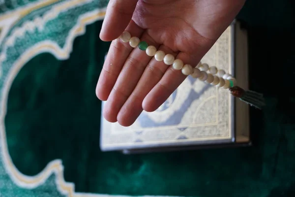 Tespih Der Hand Ein Quran Hintergrund — Stockfoto