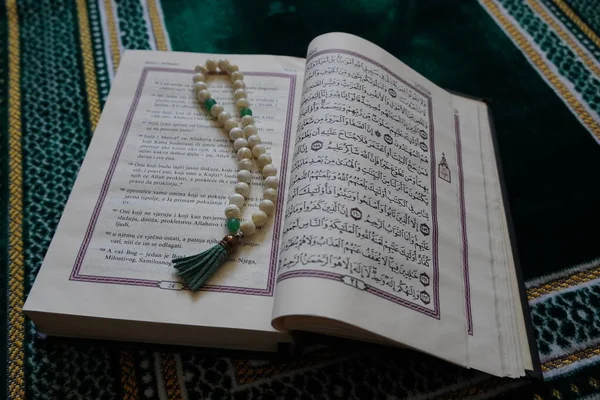 Heiliges Buch Des Koran Ramadan Konzept Mit Tespih — Stockfoto