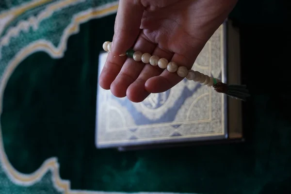 Tespih Der Hand Ein Quran Hintergrund — Stockfoto