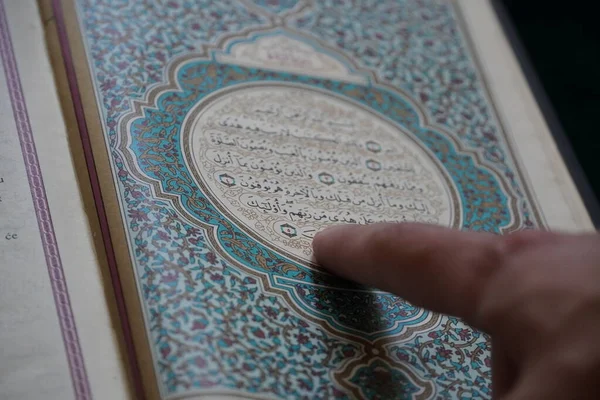 Ouvrez Coran Sur Tapis Prière — Photo