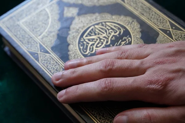 Hand Auf Das Heilige Buch Des Koran Kuran — Stockfoto