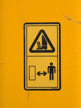 Kazı makinesinde çıkartma, tarama, uyarı işaretleri