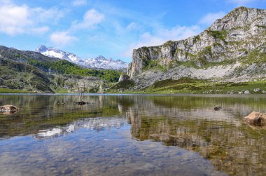 Dağlar göle yansıyor. 