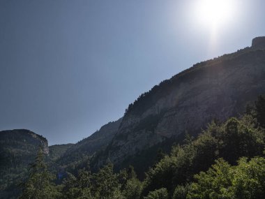 Güneş yazın dağları aydınlatıyor.