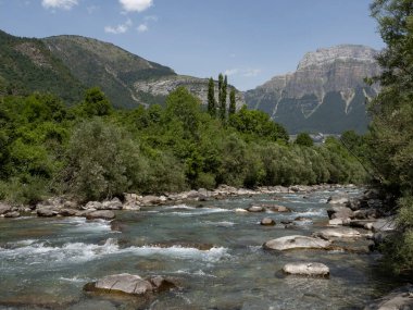 Dağlardan akan nehir, yatay fotoğraf.