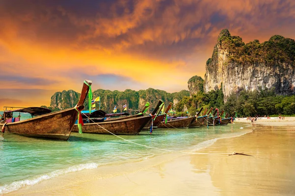 อประเพณ บนชายหาดไร เลย พระอาท ตกบนชายฝ งของภ ภาคกระบ ในประเทศไทย — ภาพถ่ายสต็อก