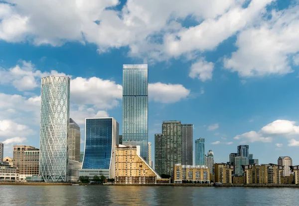ロンドンのCanary Wharf地区にある金融地区の建物 曇り空に対する昼間 — ストック写真