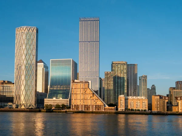 ロンドンのCanary Wharf地区にある金融地区の建物は 青空に照らしています — ストック写真