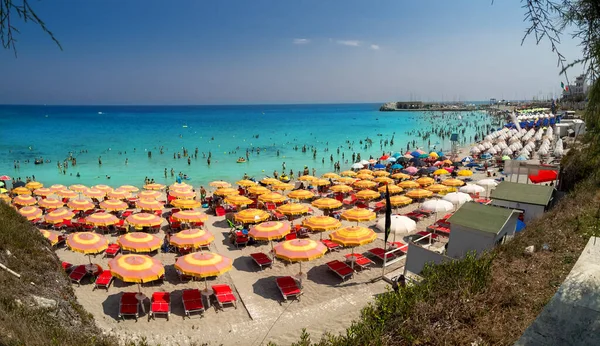 Nsanlar Talya Nın Spiaggia Soleluna Plajında Yaz Tatilinin Tadını Çıkarıyorlar — Stok fotoğraf